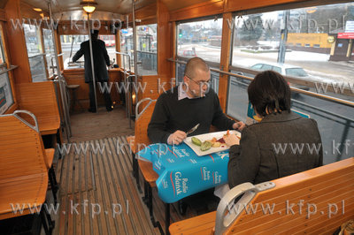 Walentynkowe sniadanie w zabytkowym gdanskim tramwaju....