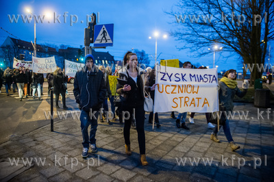 Gdansk. Uczniowie Zespolu Szkol Zawodowych nr 9 protestuja...