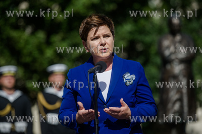 Premier RP Beata Szydlo sklada kwiaty pod pomnikem...