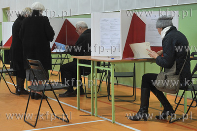 Wybory samorzadowe. Glosowanie w komisjach wyborczych...