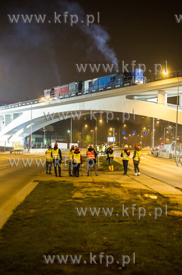 Gdansk. Proba obciazeniowa wiaduktu kolejowego PKM...