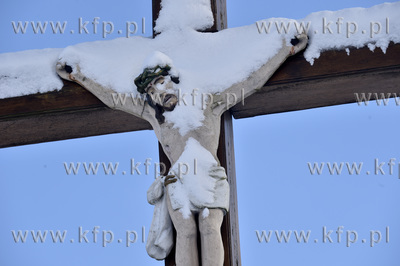Zima w Żukowie na Kaszubach. Ośnieżony krzyż  przy...