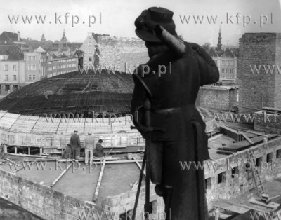 Budowa kopuly Teatru Wybrzeze w Gdansku. 1966 Fot....