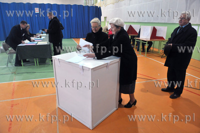 Wybory samorzadowe. Glosowanie w komisjach wyborczych...