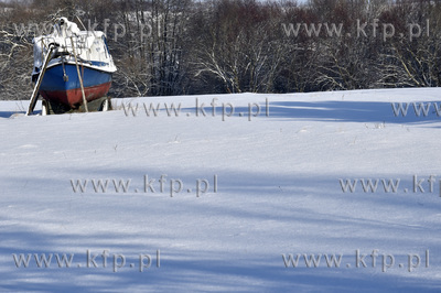 Zima. Jacht na pokrytym śniegiem  polu w Lniskach...