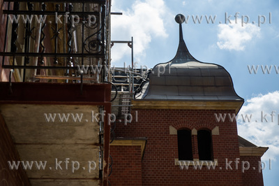 Gdansk. Uroczysta instalacja kapsuly czasu na dachu...