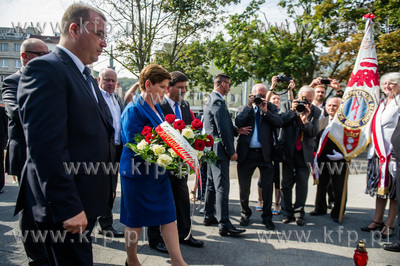 Beata Szydlo sklada kwiaty pod pomnikem Anny walentynowicz...