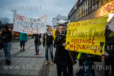 Gdansk. Uczniowie Zespolu Szkol Zawodowych nr 9 protestuja...