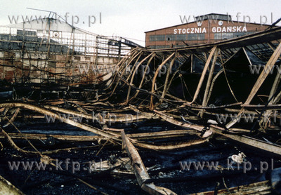 Spalona hala Stoczni Gdanskej. Pozar wybuchl podczas...