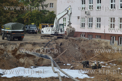Na budowie hali sportowej przy VI LO w Gdyni koparka...