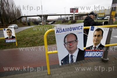 Plakaty wyborcze Pawla Adamowicza i Andrzeja Jaworskiego...