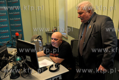Lech Walesa w Radio Gdansk. Przy komputerze prowadzacy...