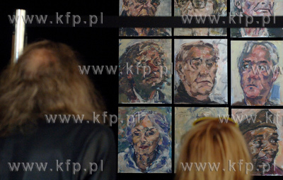 Wystawa w Centrum św. Jana 28 portretow przedstawiajacych...