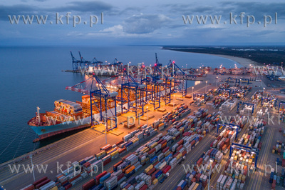 Kontenerowiec Maren Maersk w Deepwater Container Terminal...