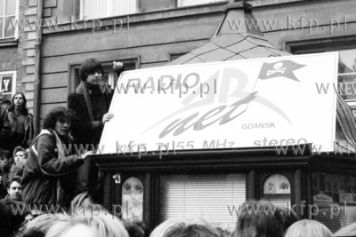 Impreza radia Arnet na Długim Targu w Gdańsku. 18.02.1993
2luty93_m.kosycarz_p19
Fot....