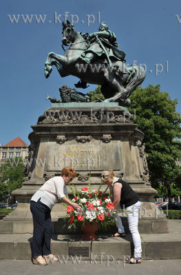 Gdanskie kwiaciarki zlozyly kwiaty pod pomnikiem Jana...