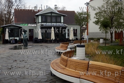 Nowe laweczki na placu przy fontannie Jasia Rybaka...