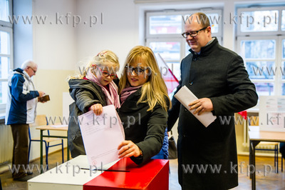 Obwodowa Komisja Wyborcza Nr 44 w Zespole Szkol Lacznosci...