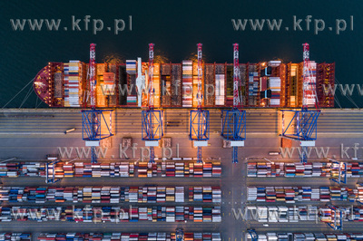 Kontenerowiec Maren Maersk w Deepwater Container Terminal...