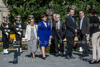 Premier RP Beata Szydlo sklada kwiaty pod pomnikem...